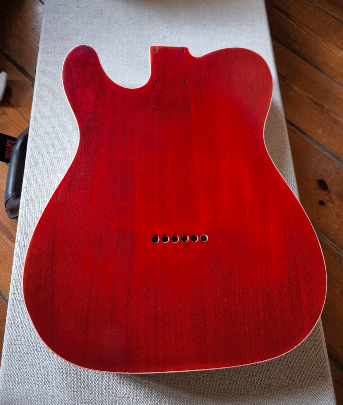 Cuerpo estilo Telecaster HS. Aliso Americano 2 piezas. Cherry.2kg
