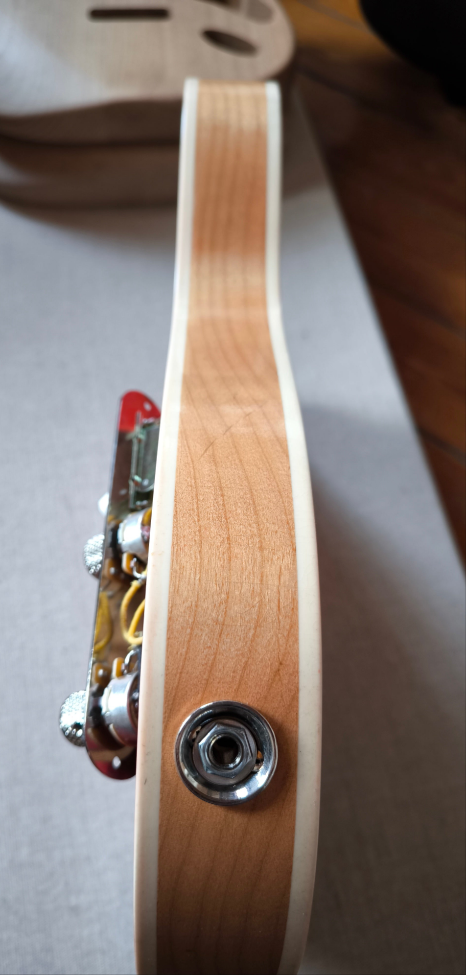 Cuerpo estilo Telecaster HS. Aliso Americano 2 piezas. Cherry.2kg