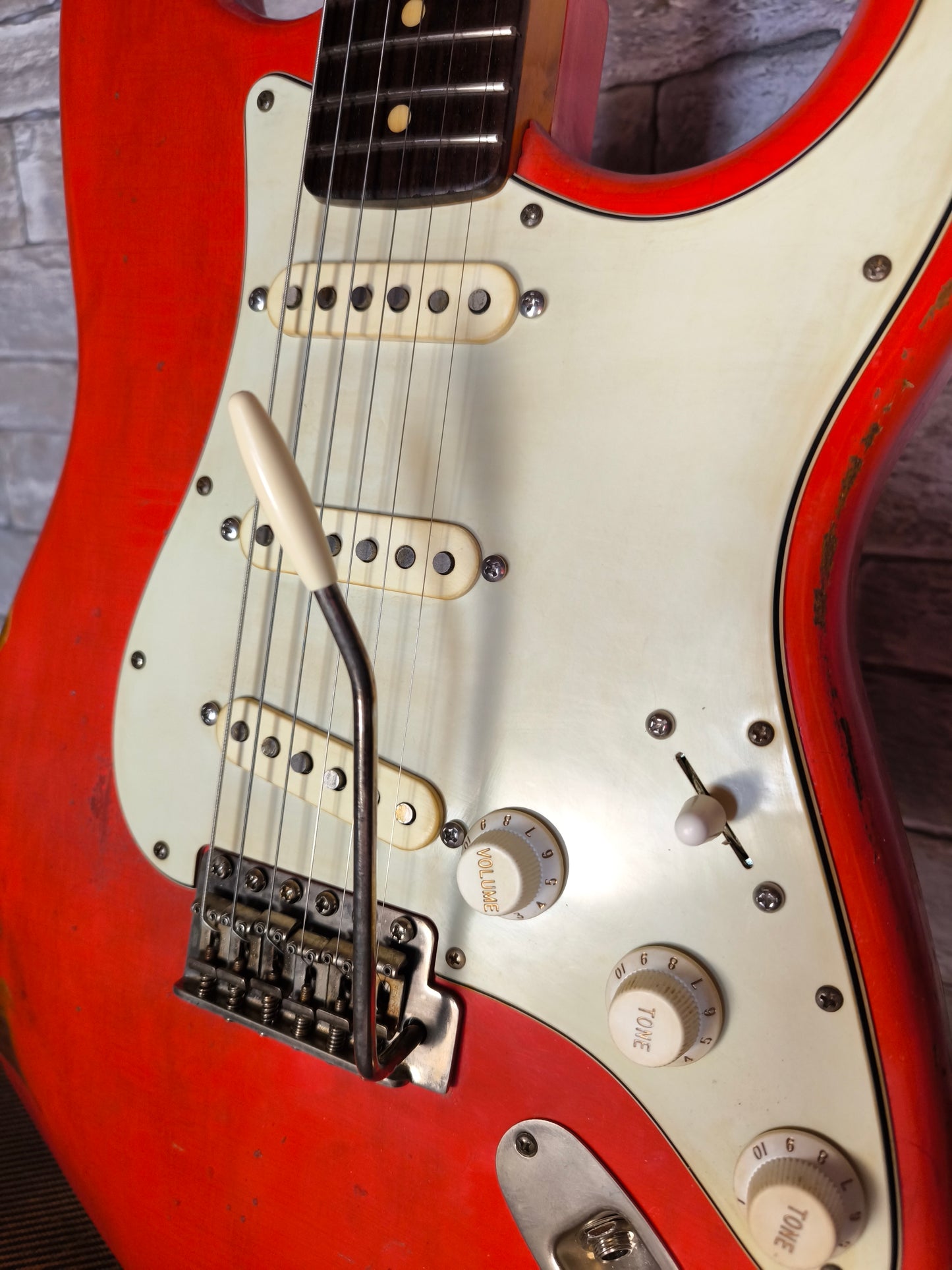 Stratocaster Relic 62. Fiesta Red. Nitro finish. Aged Tweed Case. Stratocaster Fiesta Red.
