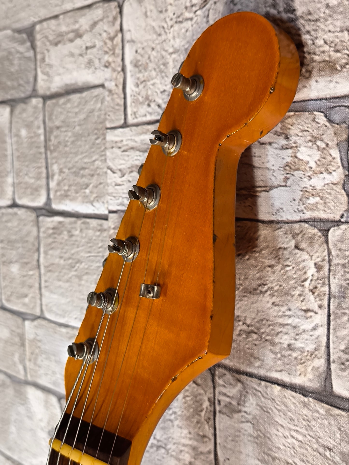 Stratocaster Relic 62. Fiesta Red. Nitro finish. Aged Tweed Case. Stratocaster Fiesta Red.