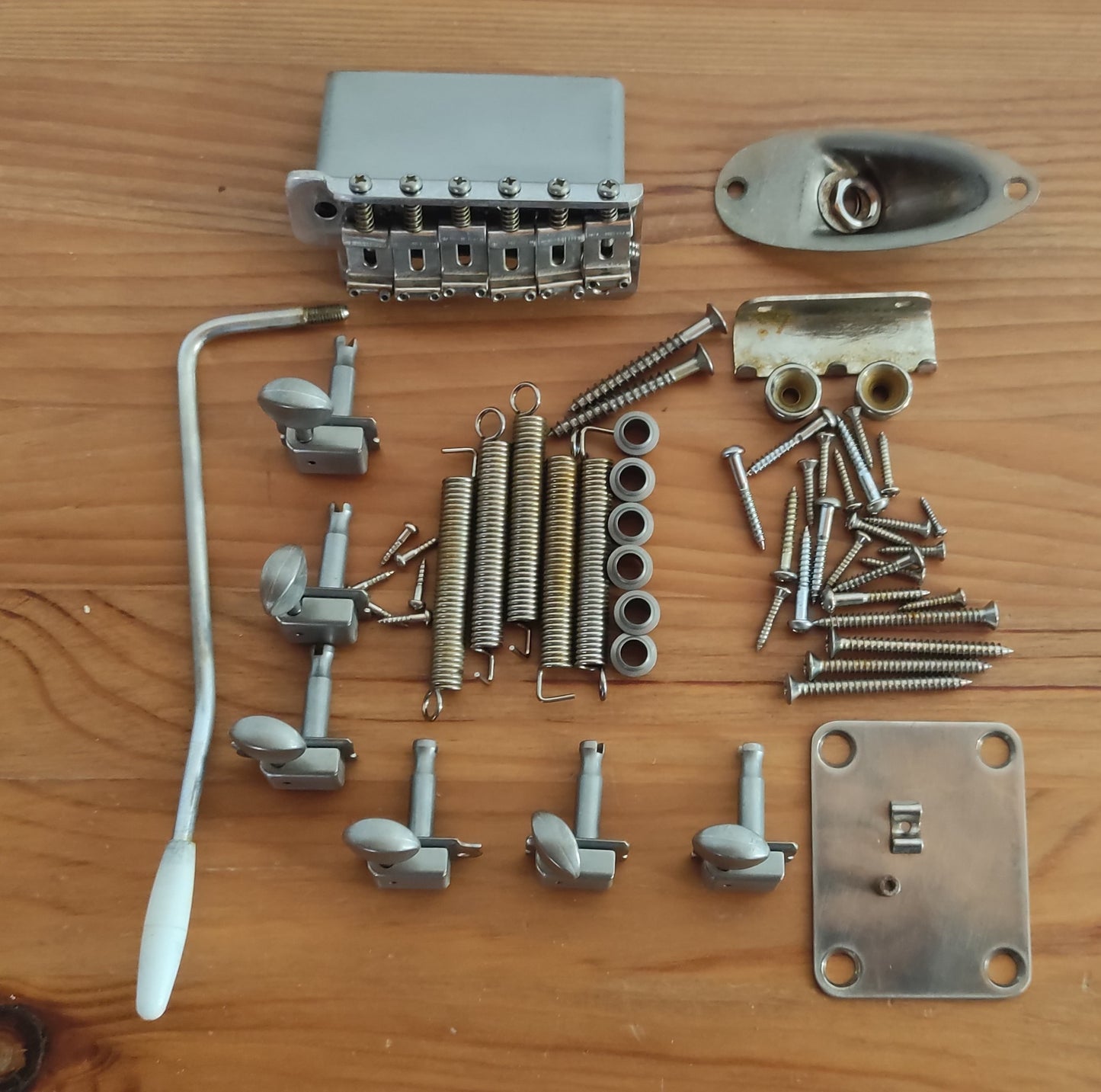 Stratocaster Hardware Kit. Aged. CON TREMOLO