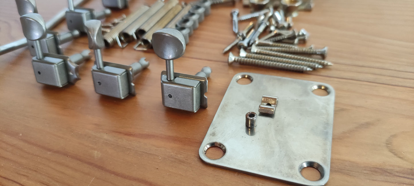 Stratocaster Hardware Kit. Aged. CON TREMOLO