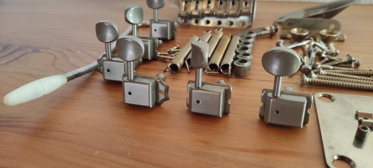Stratocaster Hardware Kit. Aged. CON TREMOLO