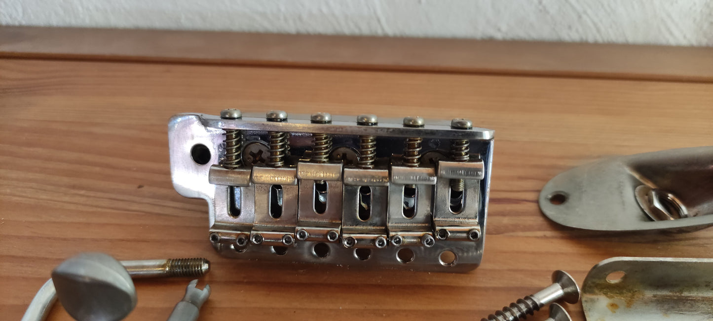 Stratocaster Hardware Kit. Aged. CON TREMOLO