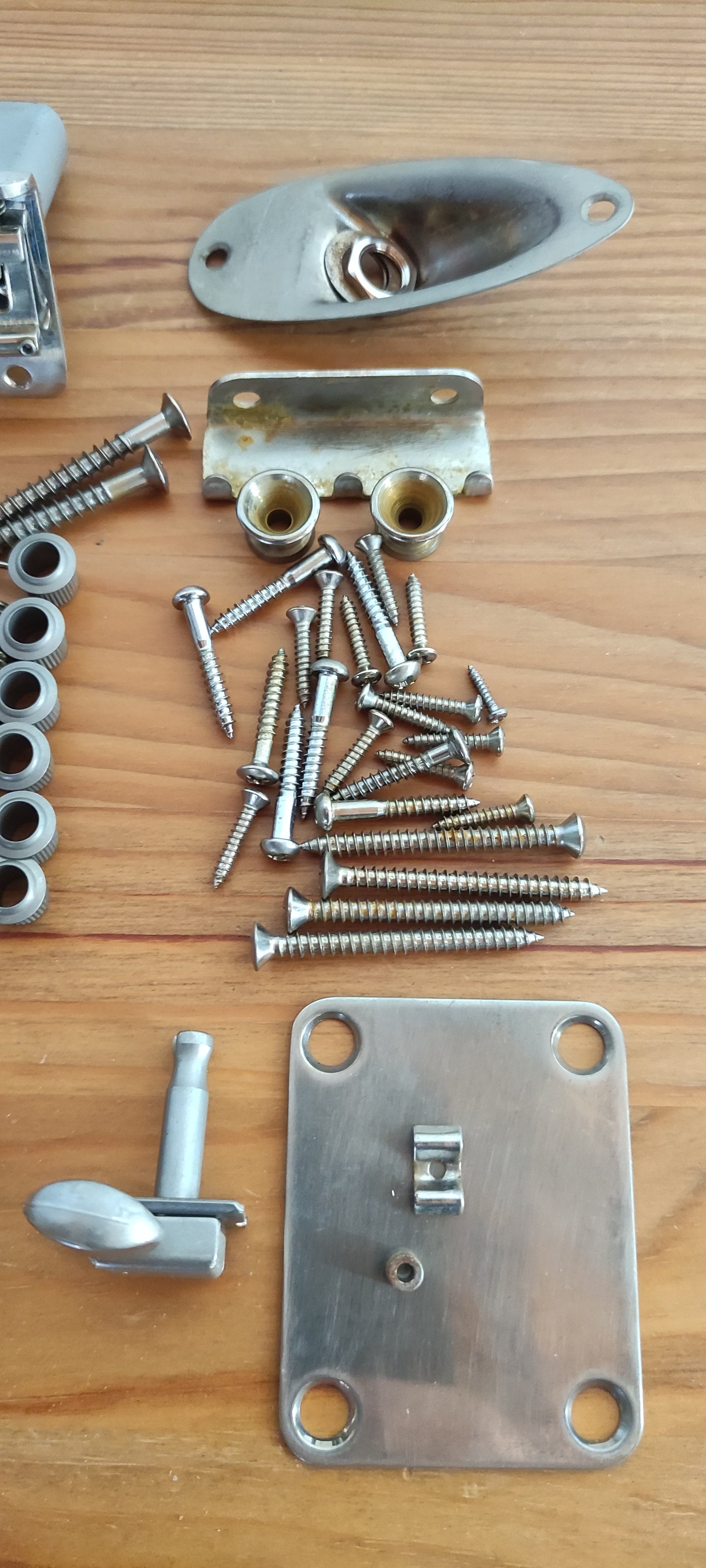 Stratocaster Hardware Kit. Aged. CON TREMOLO
