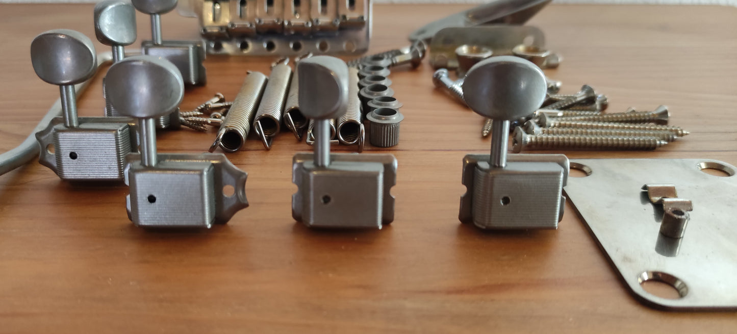 Stratocaster Hardware Kit. Aged. CON TREMOLO