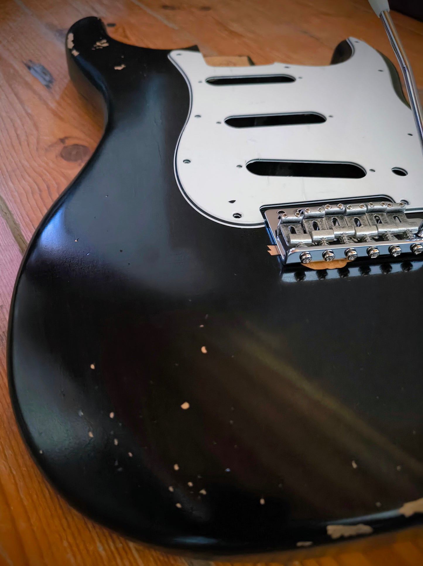 Cuerpo estilo Stratocaster®. Aliso Americano 1 pieza. Black Gloss. Nitro. 1,75kg