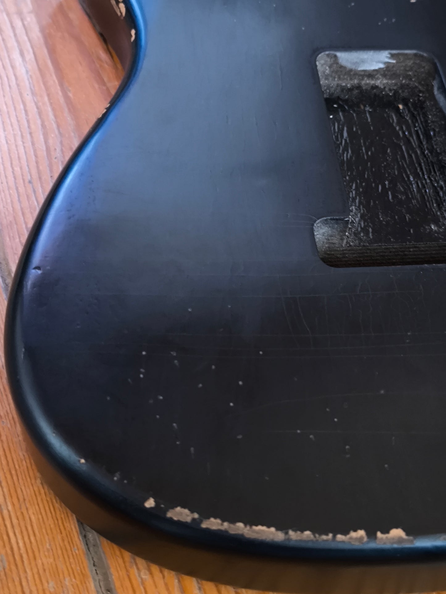 Cuerpo estilo Stratocaster®. Aliso Americano 1 pieza. Black Gloss. Nitro. 1,75kg