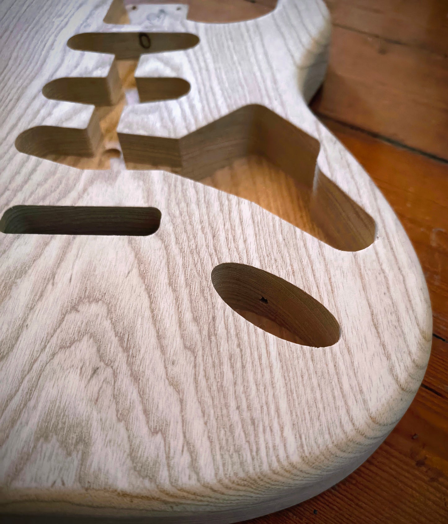 Cuerpo estilo Stratocaster®. Fresno Americano 1 pieza. 1,70 kg. UNFINISHED