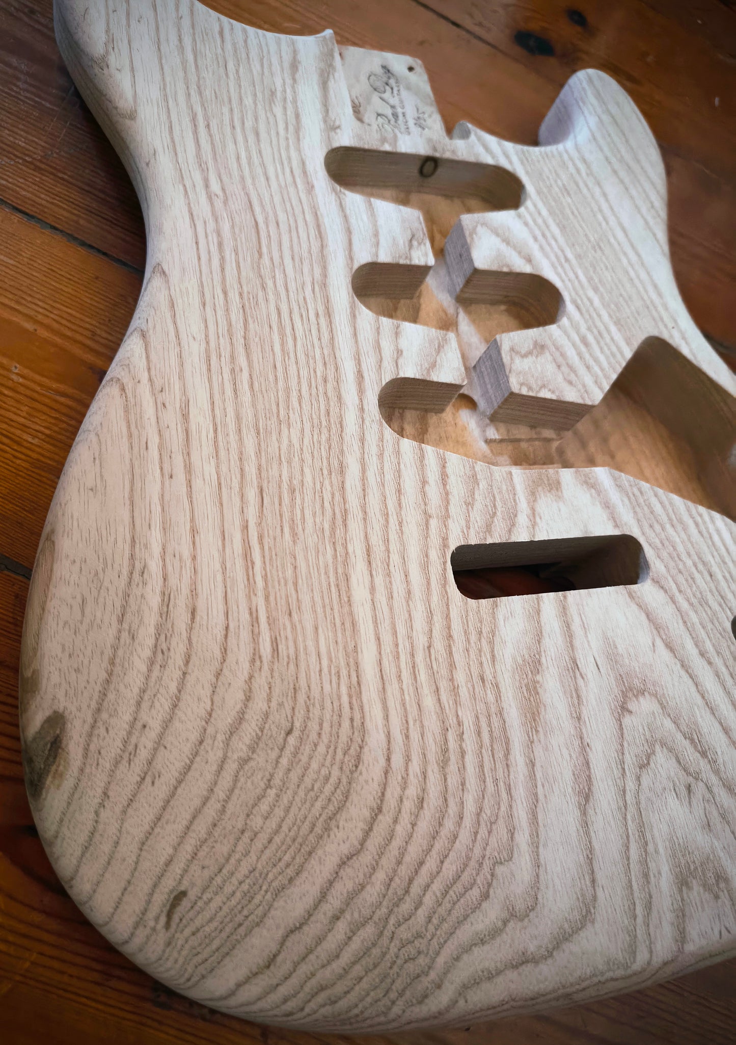 Cuerpo estilo Stratocaster®. Fresno Americano 1 pieza. 1,70 kg. UNFINISHED