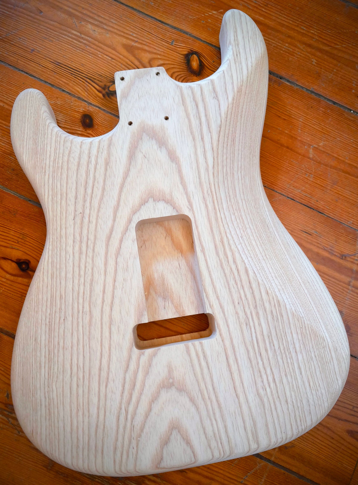 Cuerpo estilo Stratocaster®. Fresno Americano 1 pieza. 1,70 kg. UNFINISHED