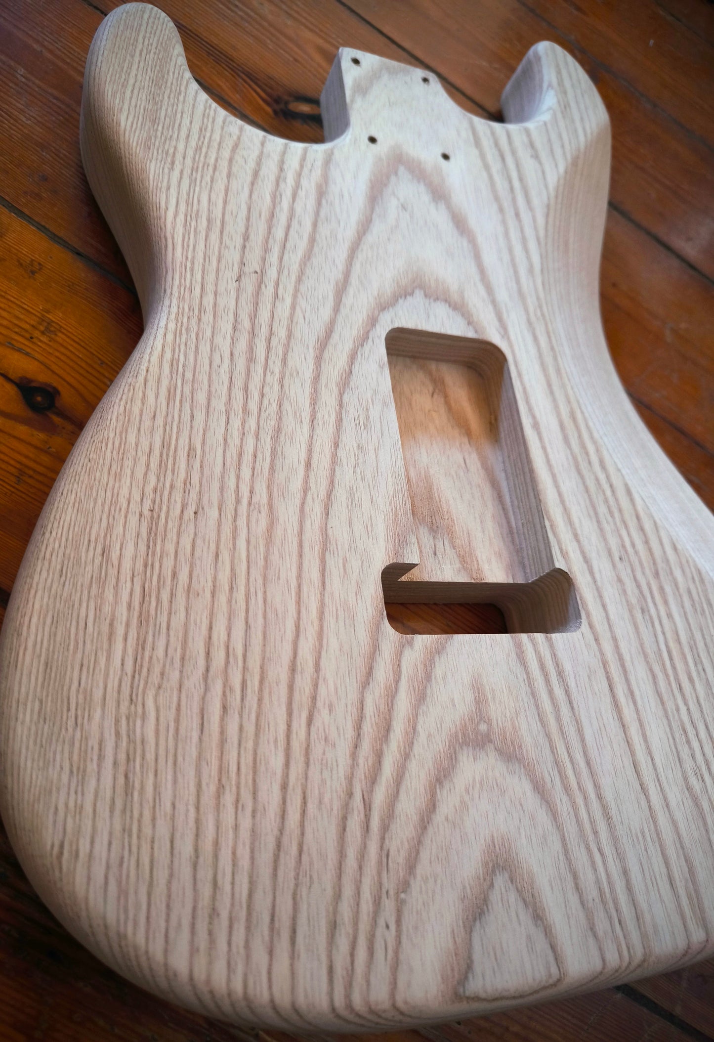 Cuerpo estilo Stratocaster®. Fresno Americano 1 pieza. 1,70 kg. UNFINISHED