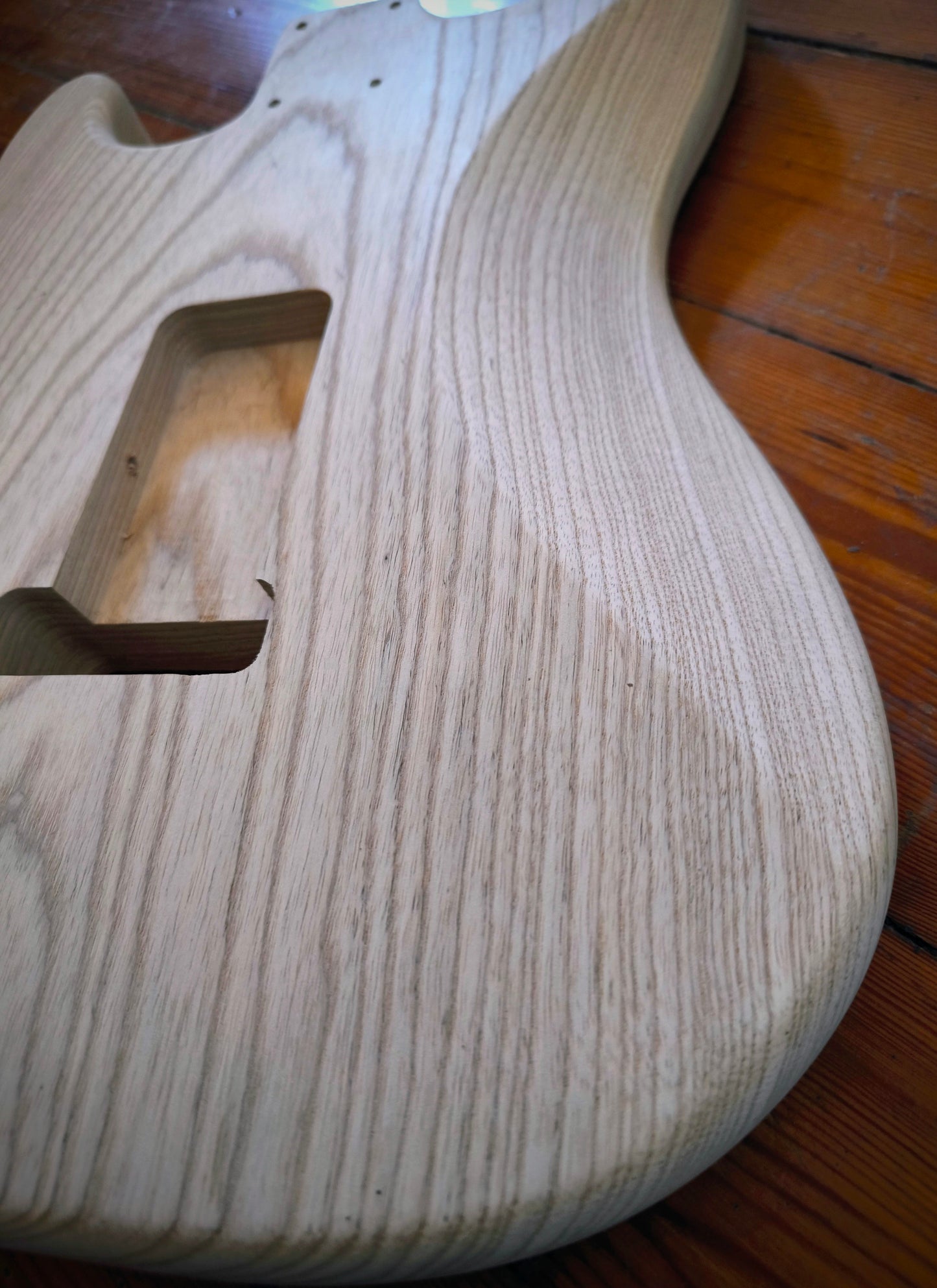 Cuerpo estilo Stratocaster®. Fresno Americano 1 pieza. 1,70 kg. UNFINISHED