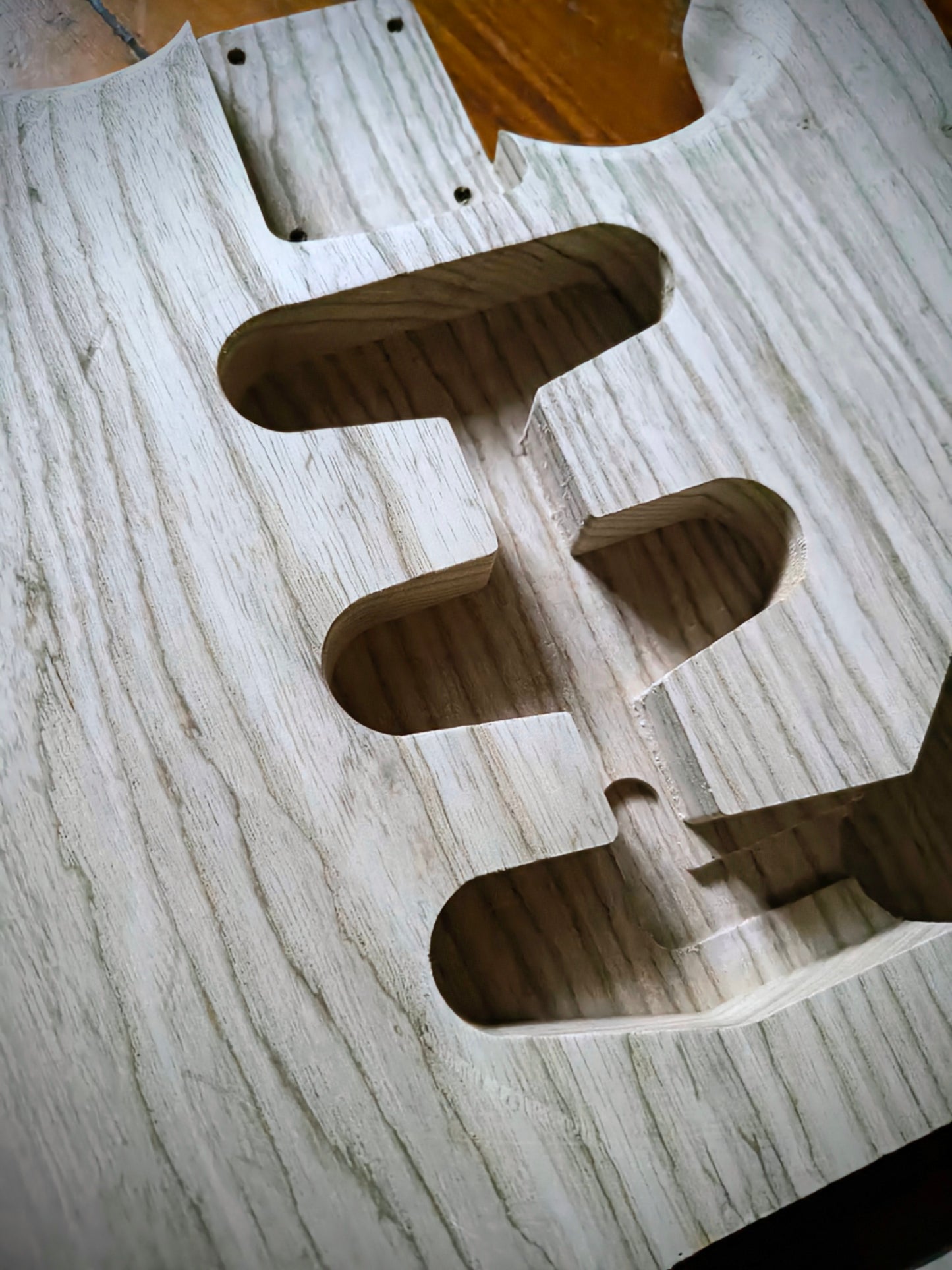 Cuerpo estilo Stratocaster®. Fresno Americano 1 pieza. 1,85 kg. UNFINISHED.