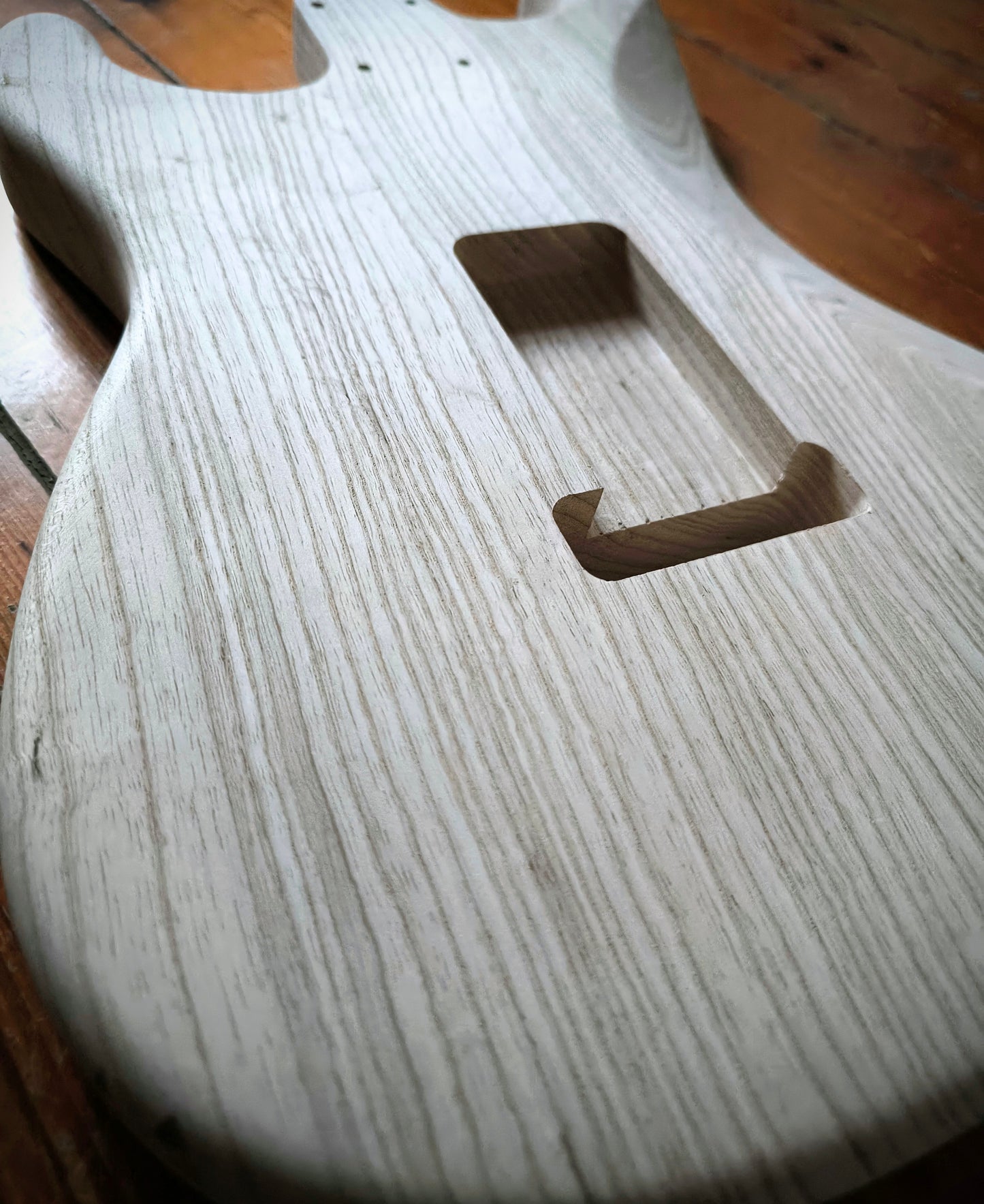 Cuerpo estilo Stratocaster®. Fresno Americano 1 pieza. 1,85 kg. UNFINISHED.
