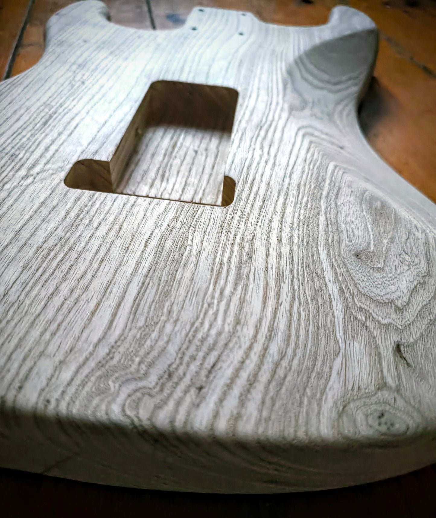 Cuerpo estilo Stratocaster®. Fresno Americano 1 pieza. 1,85 kg. UNFINISHED.