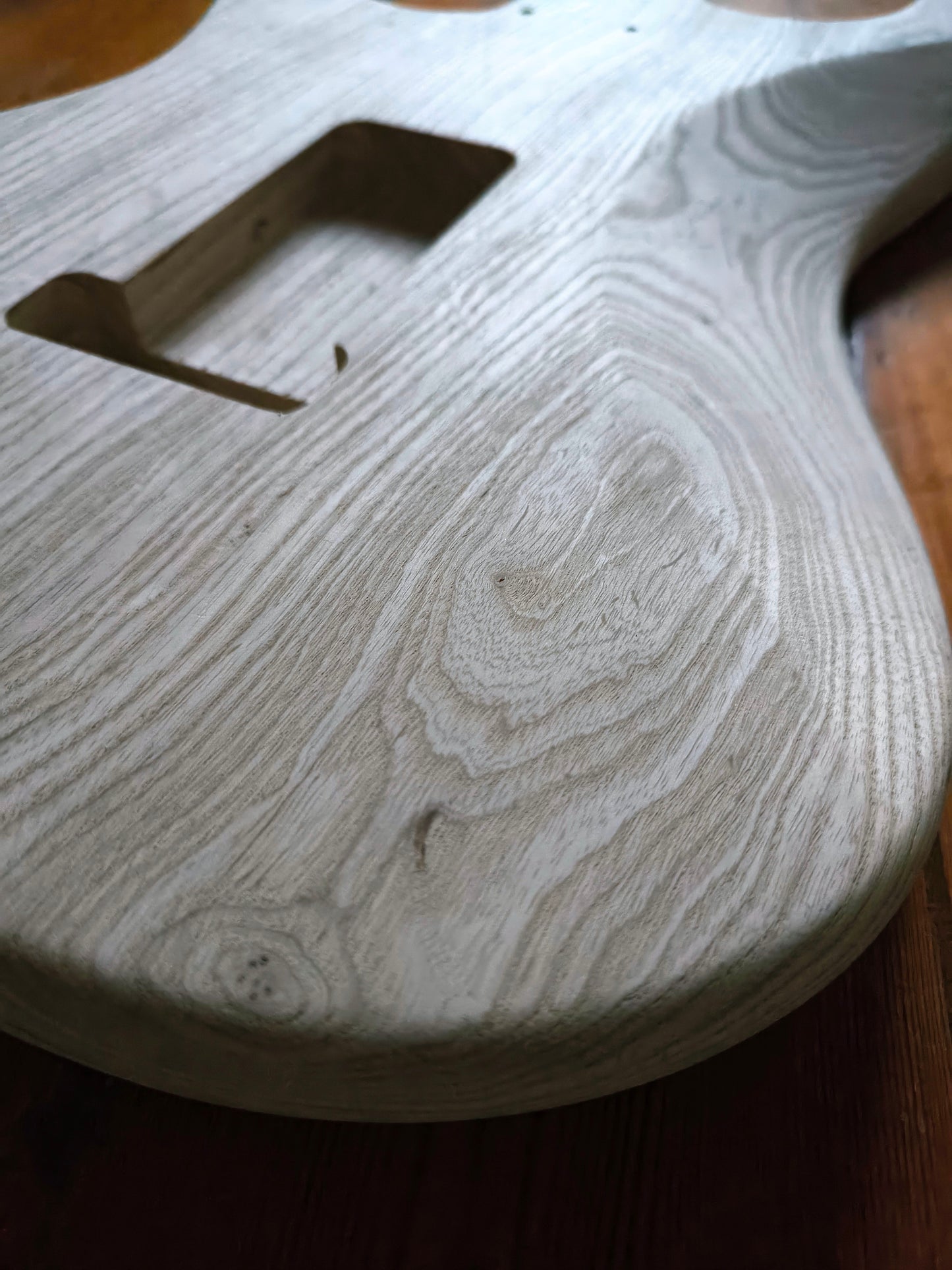 Cuerpo estilo Stratocaster®. Fresno Americano 1 pieza. 1,85 kg. UNFINISHED.