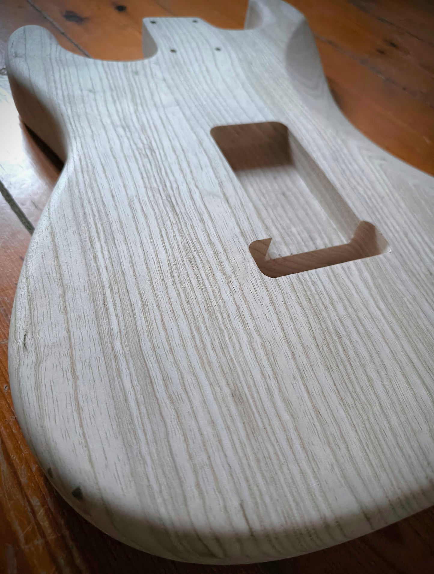 Cuerpo estilo Stratocaster®. Fresno Americano 1 pieza. 1,85 kg. UNFINISHED.