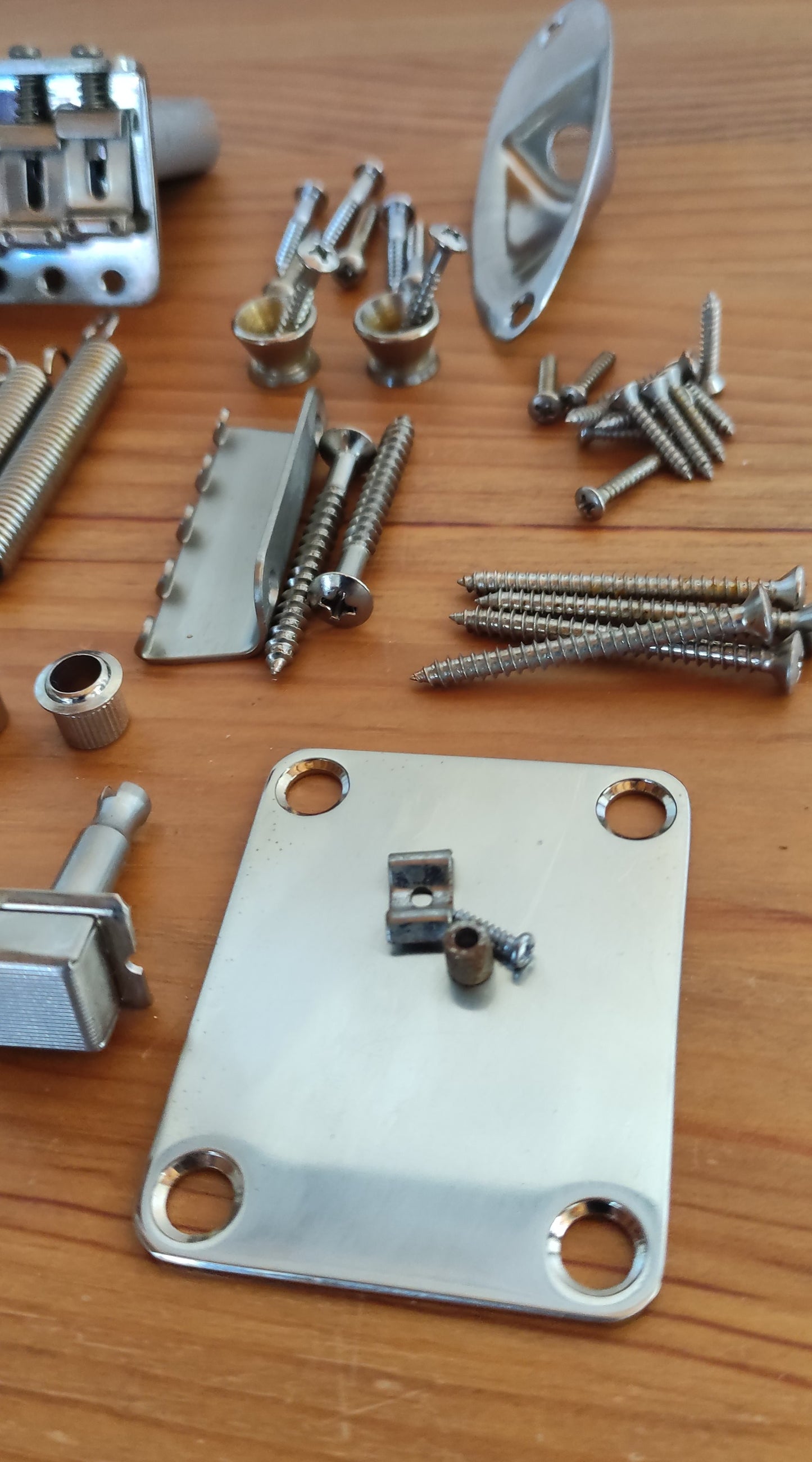 Strat Kit Hardware Deshined. CON TREMOLO.