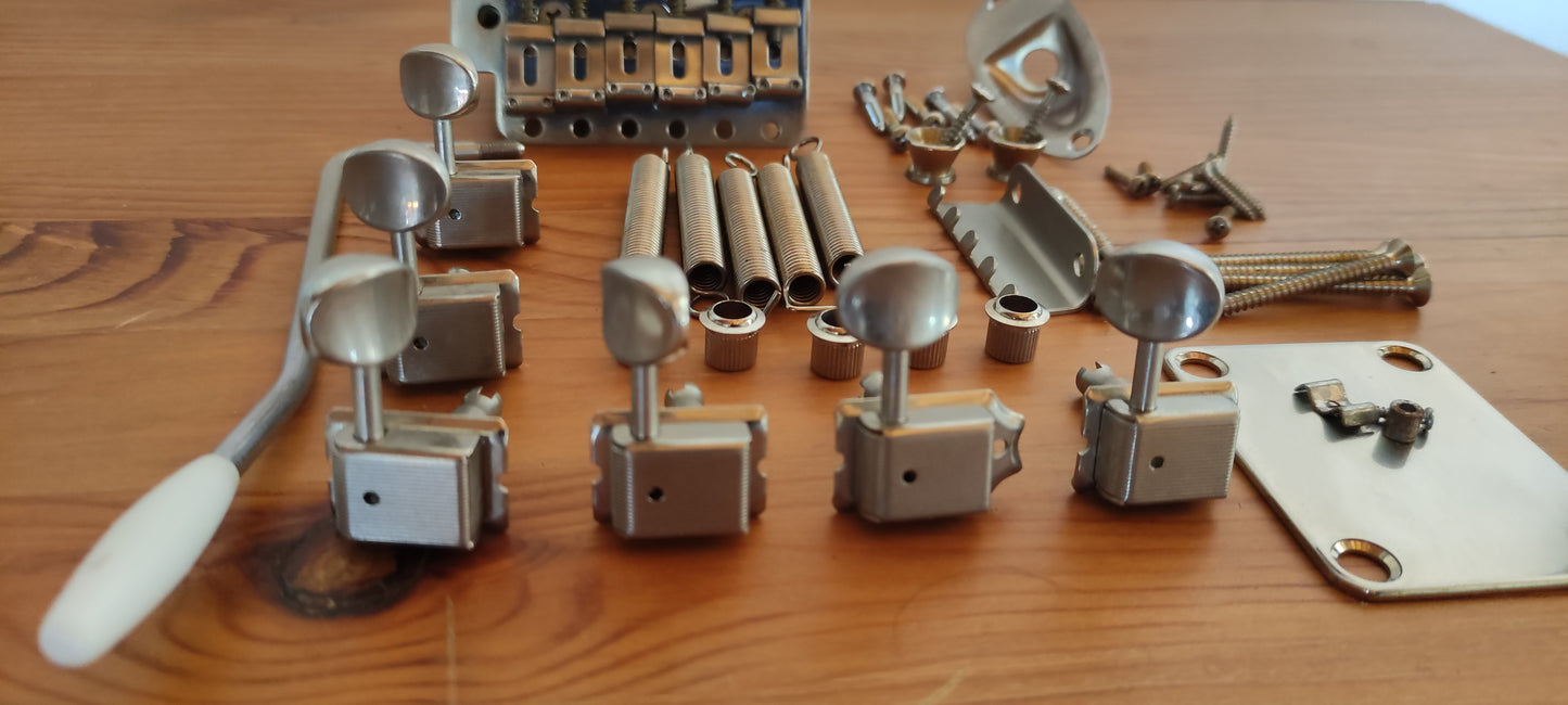 Strat Kit Hardware Deshined. CON TREMOLO.