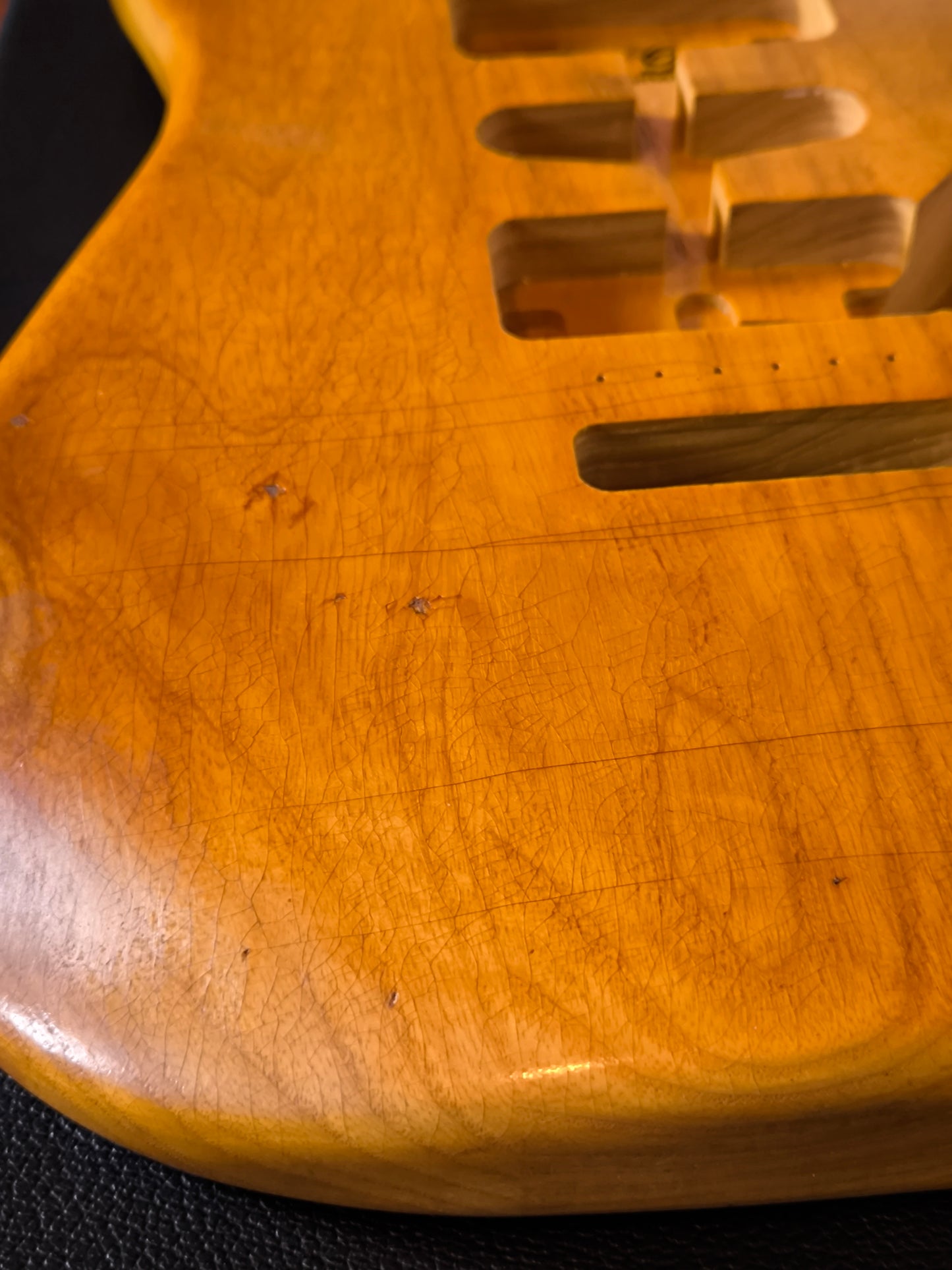 Stratocaster® Body HSH. Fresno de pantano. 1,9kg