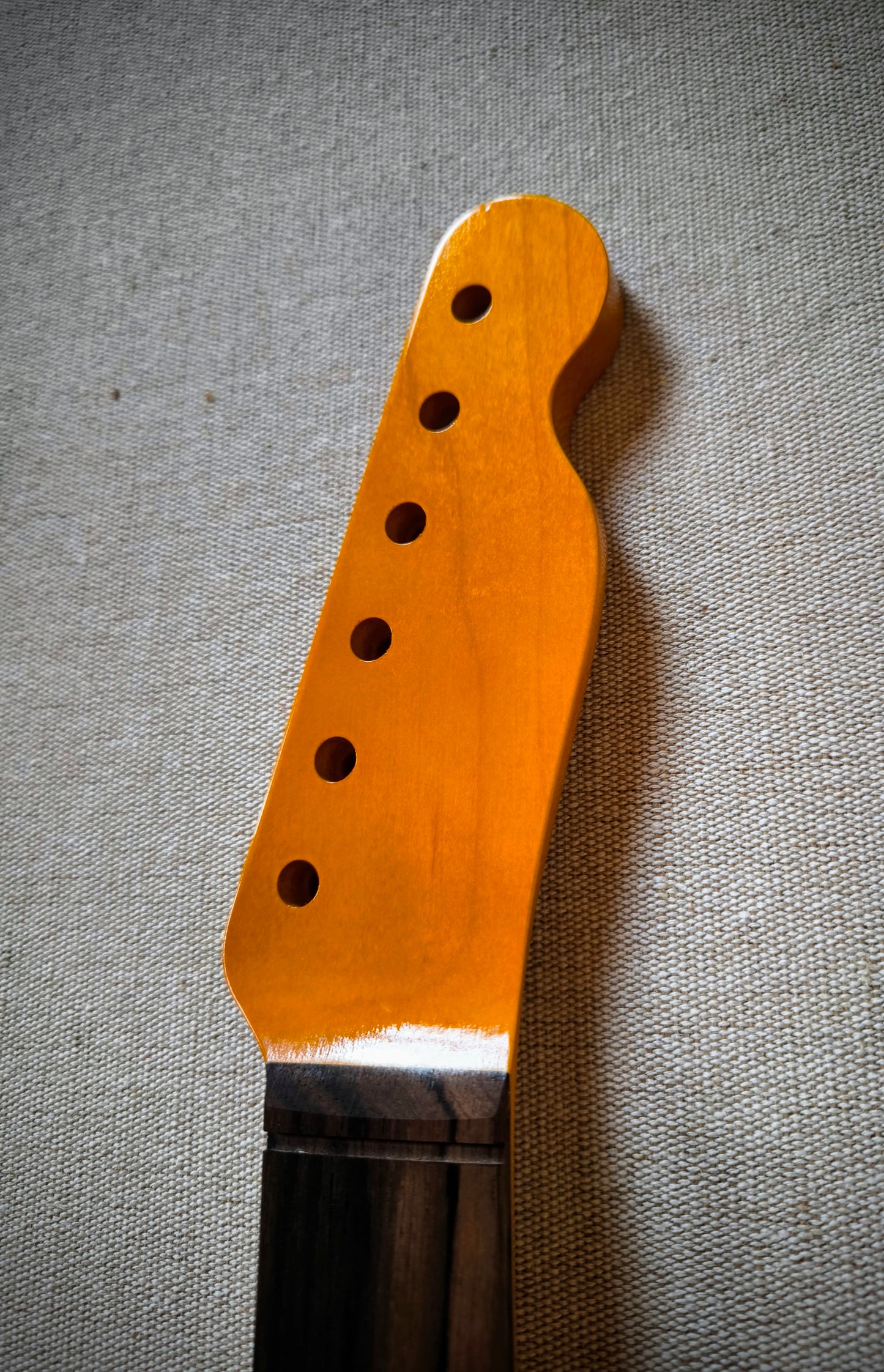 Mástil para Telecaster®. Allparts TRO-C. Radio 10'. C medio. FINISHED. Amber.