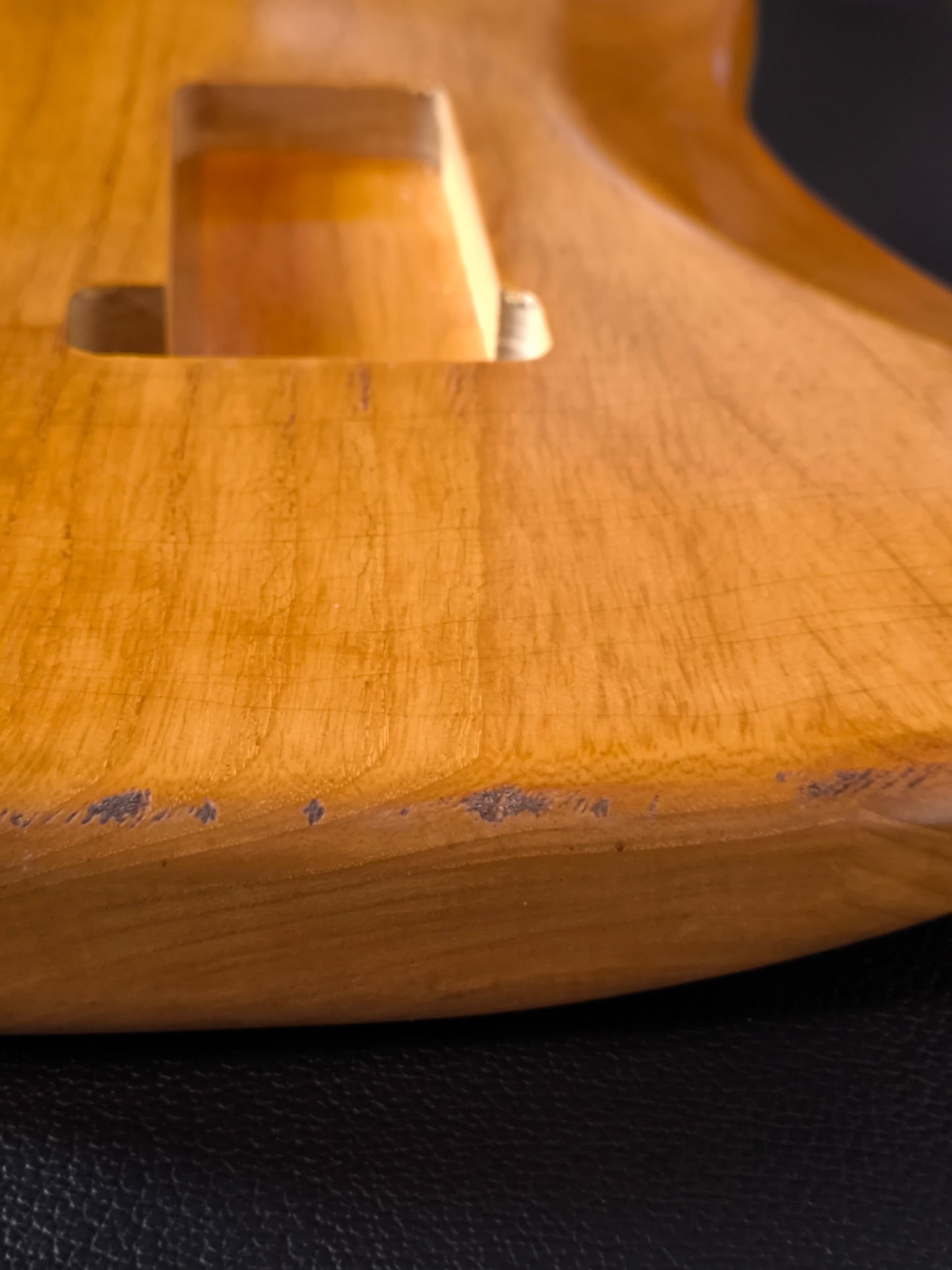 Stratocaster® Body HSH. Fresno de pantano. 1,9kg