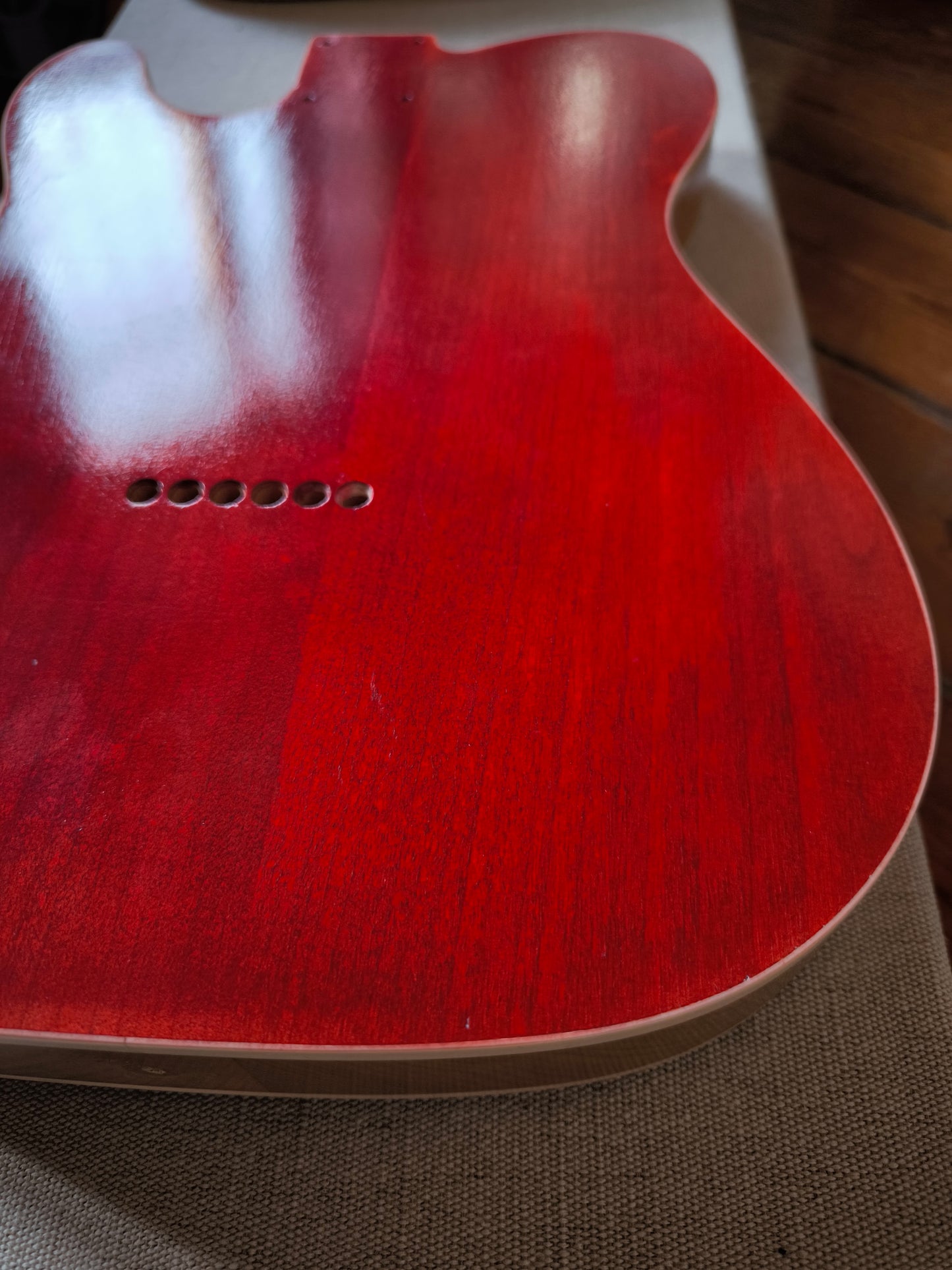 Cuerpo estilo Telecaster HS. Aliso Americano 2 piezas. Cherry.2kg