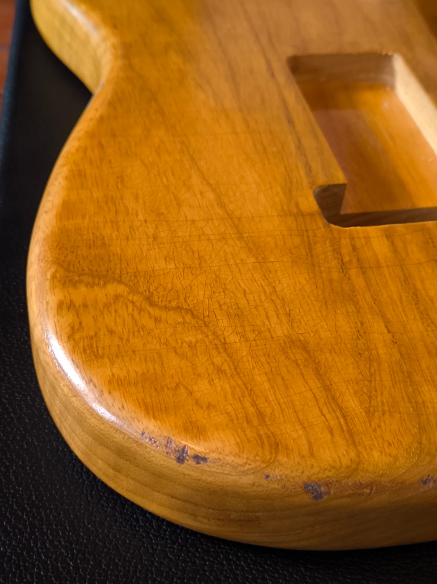 Stratocaster® Body HSH. Fresno de pantano. 1,9kg