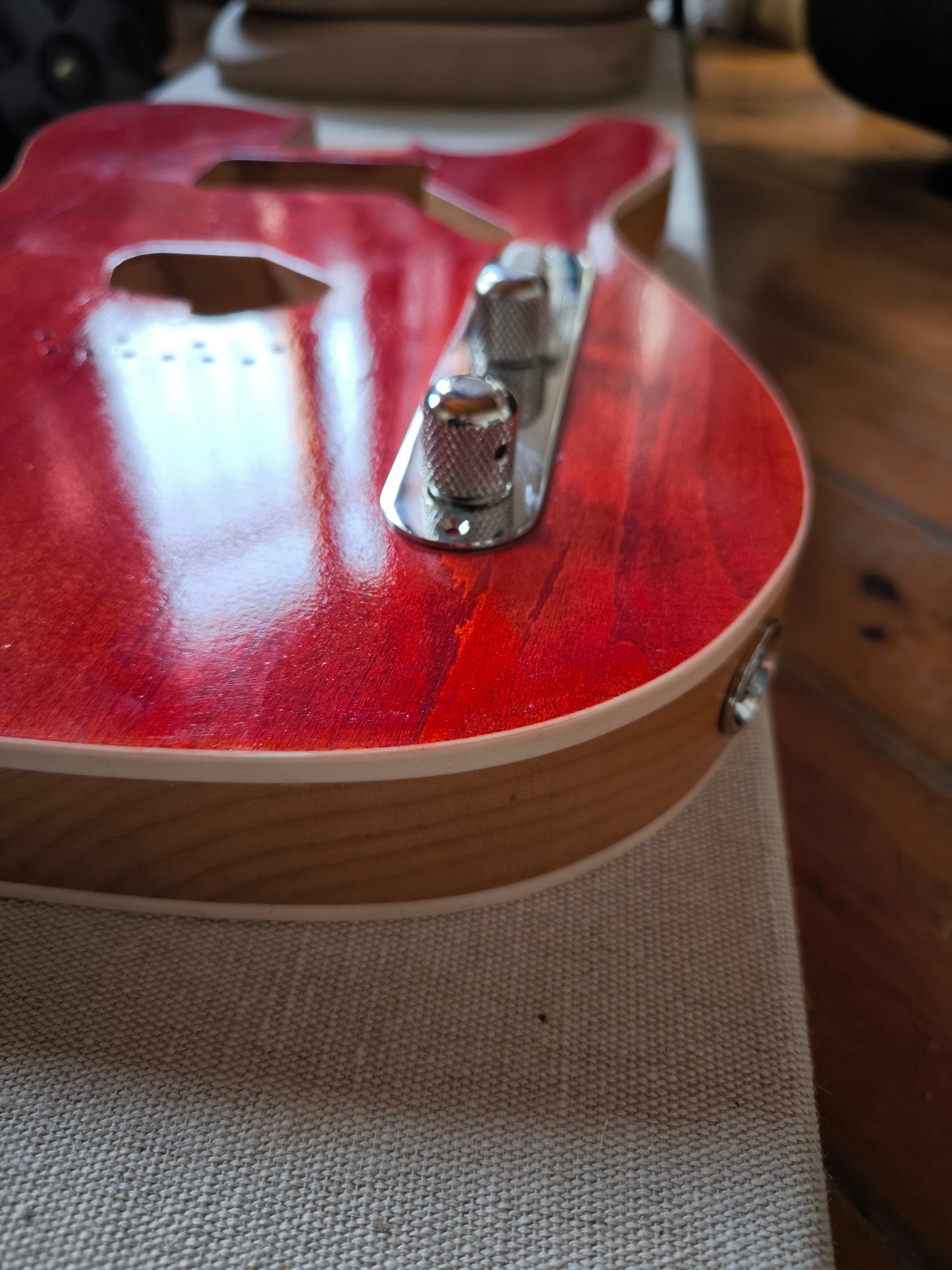 Cuerpo estilo Telecaster HS. Aliso Americano 2 piezas. Cherry.2kg