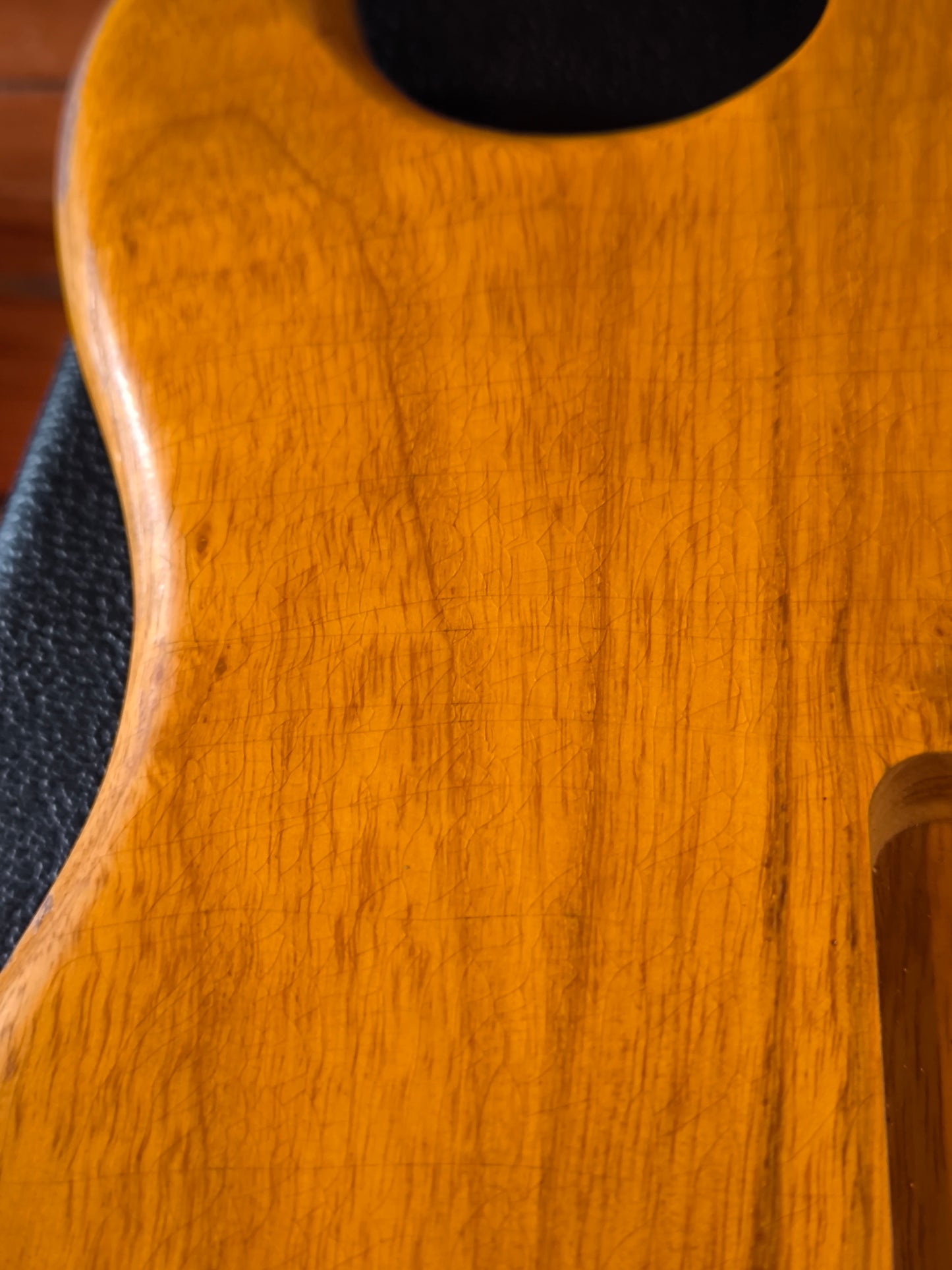 Stratocaster® Body HSH. Fresno de pantano. 1,9kg