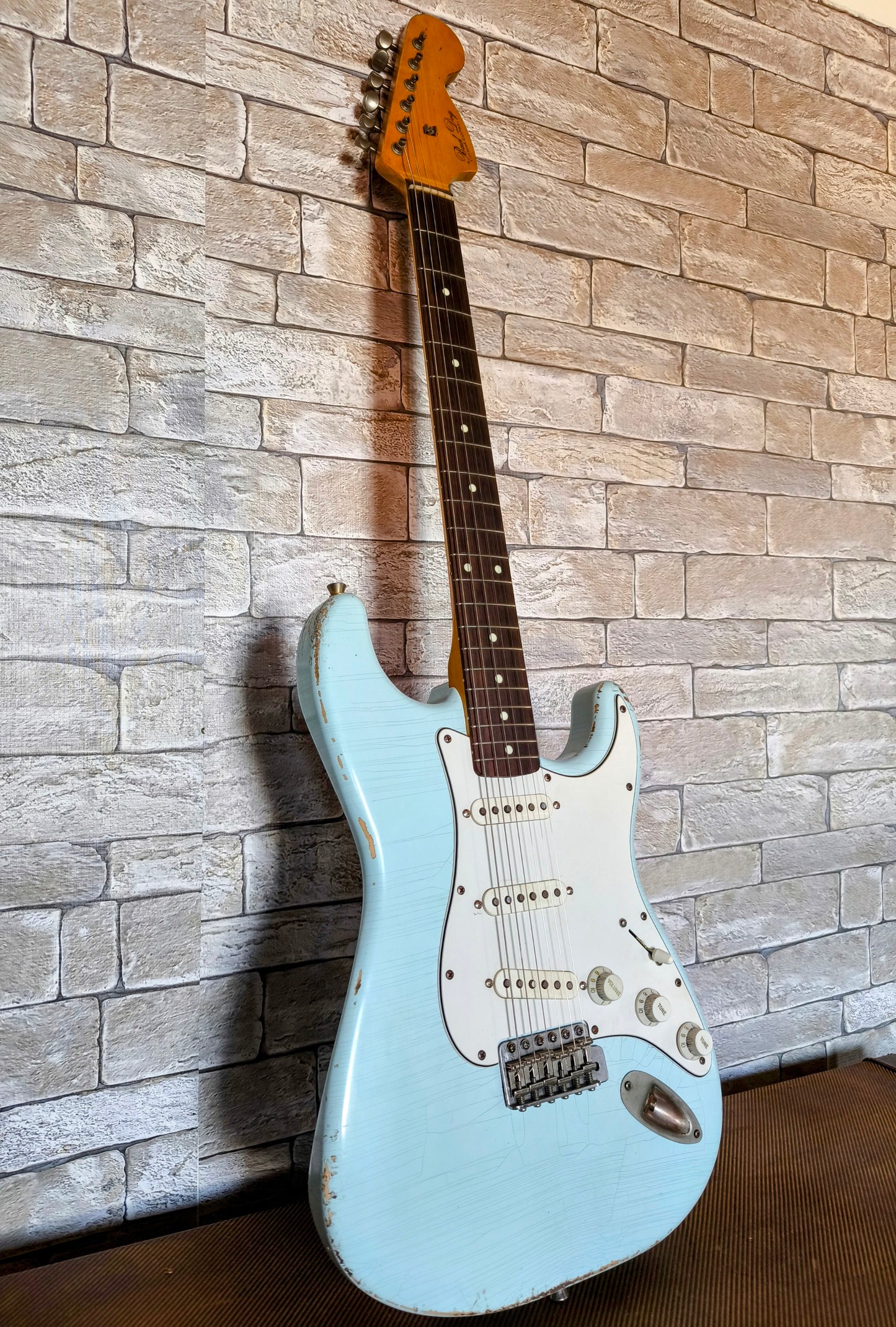 Stratocaster Style 69. Sonic Blue Nitro. 7'25. Relic medio. Hard case Gator incluido.