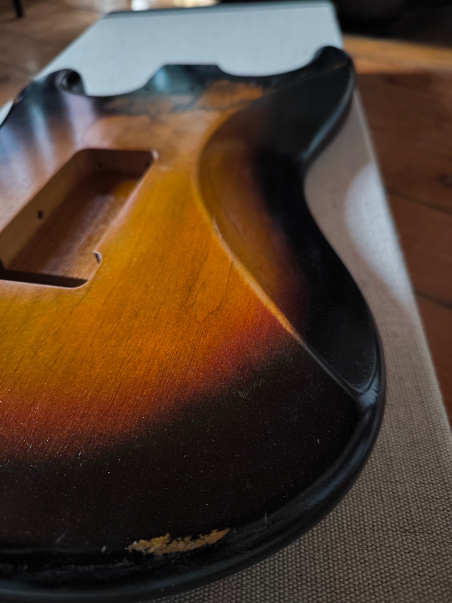 Cuerpo estilo Stratocaster®. 3TS. Aliso americano 2 piezas. Nitro. 1,8kg