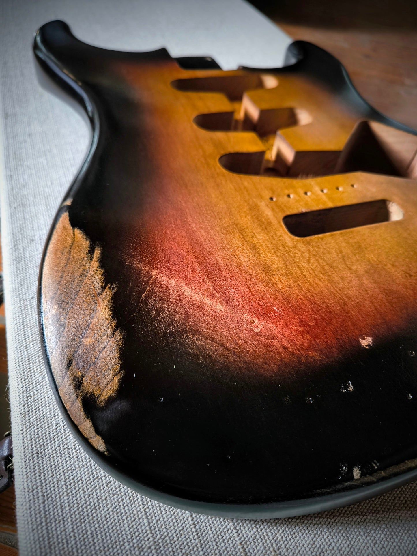 Cuerpo estilo Stratocaster®. 3TS. Aliso americano 2 piezas. Nitro. 1,8kg