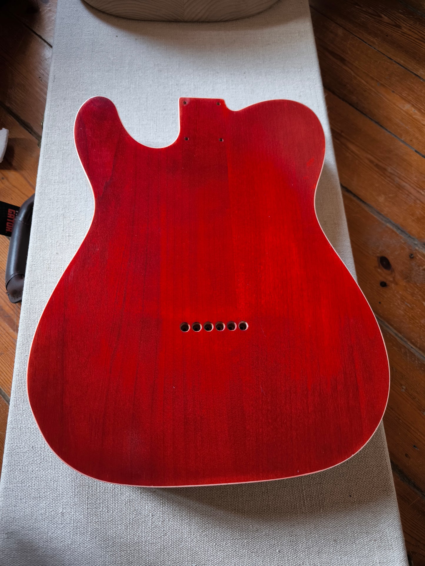 Cuerpo estilo Telecaster HS. Aliso Americano 2 piezas. Cherry.2kg