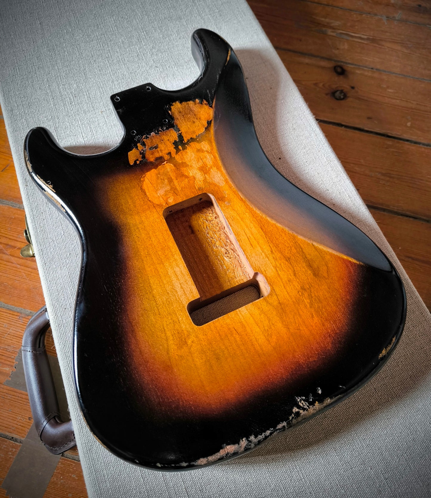 Cuerpo estilo Stratocaster®. 3TS. Aliso americano 2 piezas. Nitro. 1,8kg