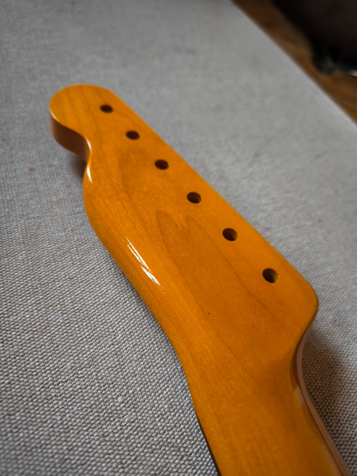 Mástil para Telecaster®. Allparts TRO-C. Radio 10'. C medio. FINISHED. Amber.