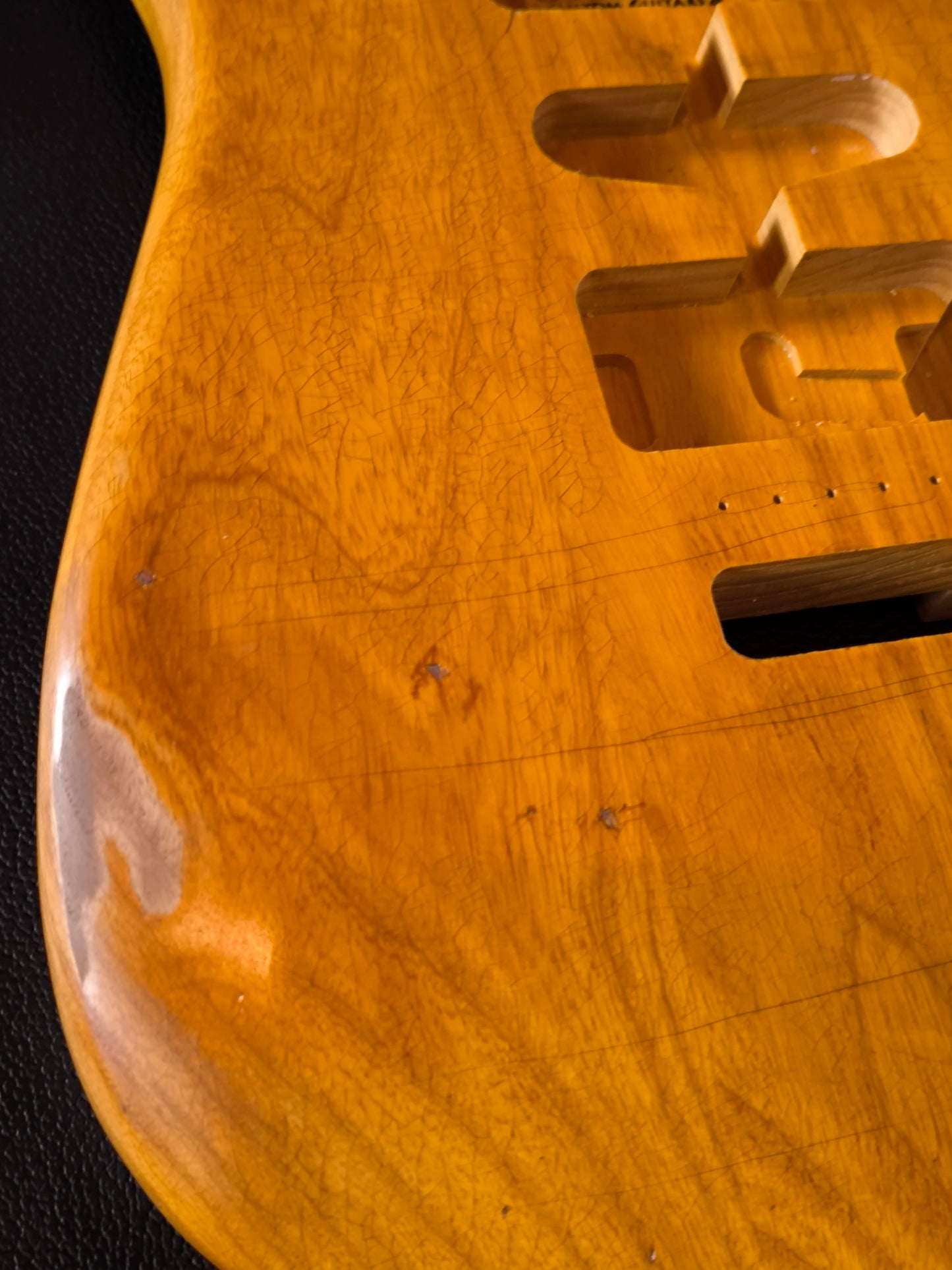 Stratocaster® Body HSH. Fresno de pantano. 1,9kg