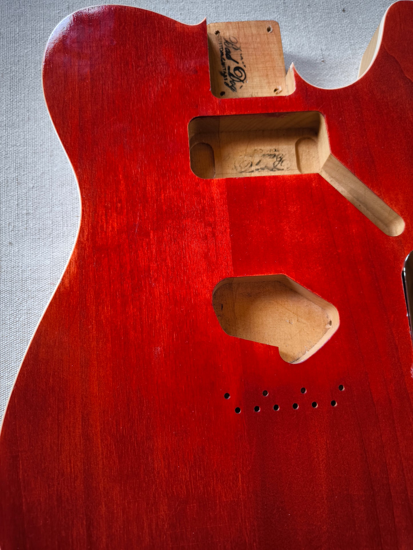 Cuerpo estilo Telecaster HS. Aliso Americano 2 piezas. Cherry.2kg