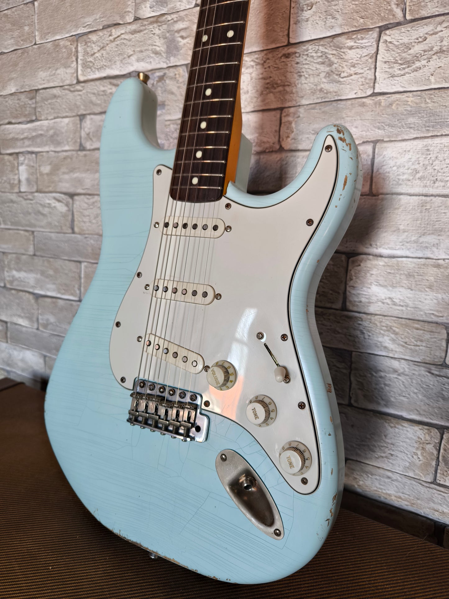 Stratocaster Style 69. Sonic Blue Nitro. 7'25. Relic medio. Hard case Gator incluido.