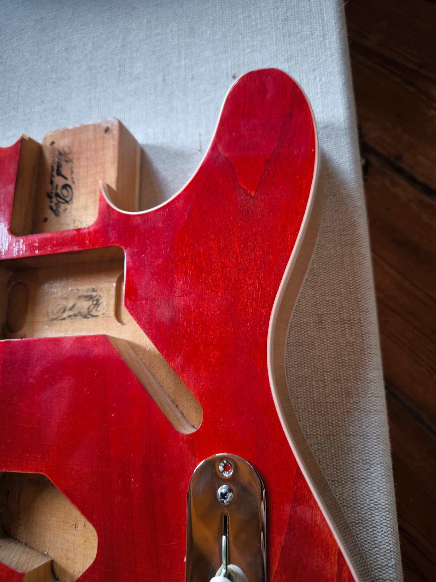 Cuerpo estilo Telecaster HS. Aliso Americano 2 piezas. Cherry.2kg