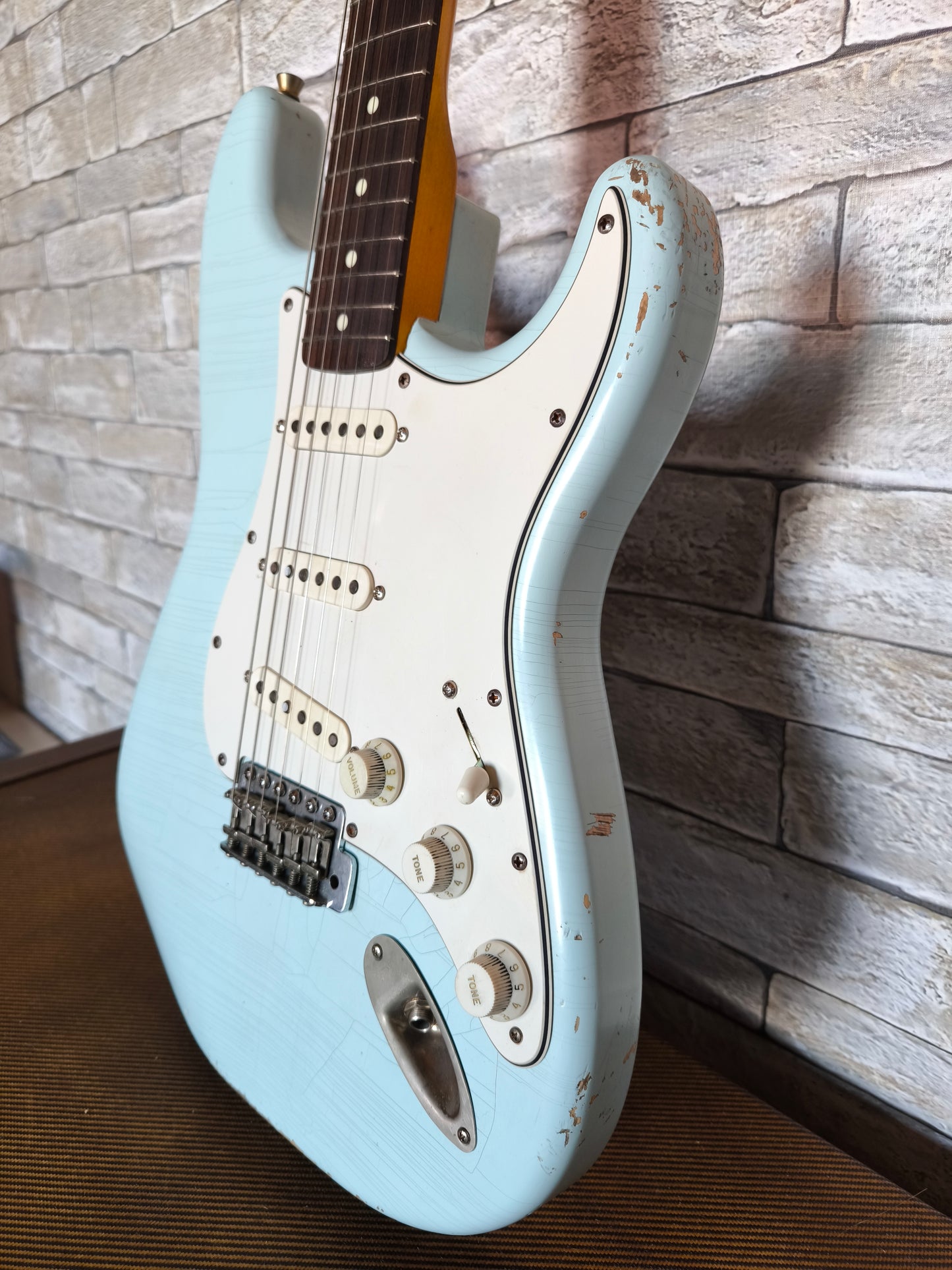 Stratocaster Style 69. Sonic Blue Nitro. 7'25. Relic medio. Hard case Gator incluido.