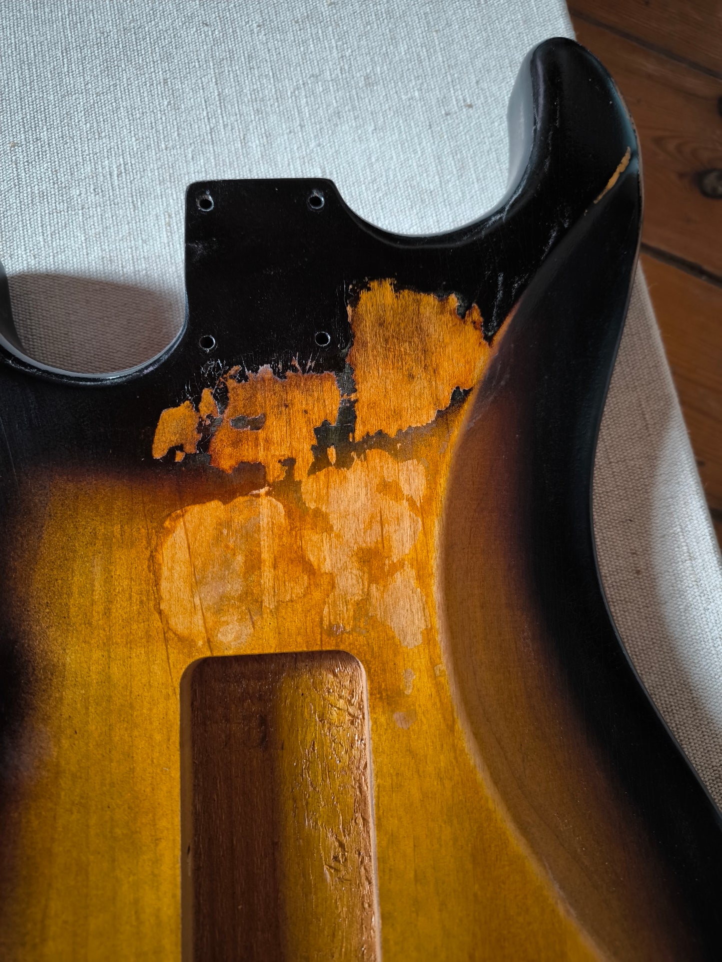 Cuerpo estilo Stratocaster®. 3TS. Aliso americano 2 piezas. Nitro. 1,8kg