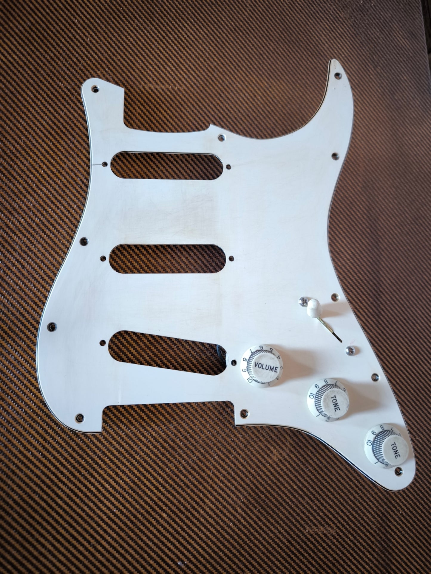 Stratocaster Pickguard Pre-loaded. 2 condensadores y Trebled bleed.