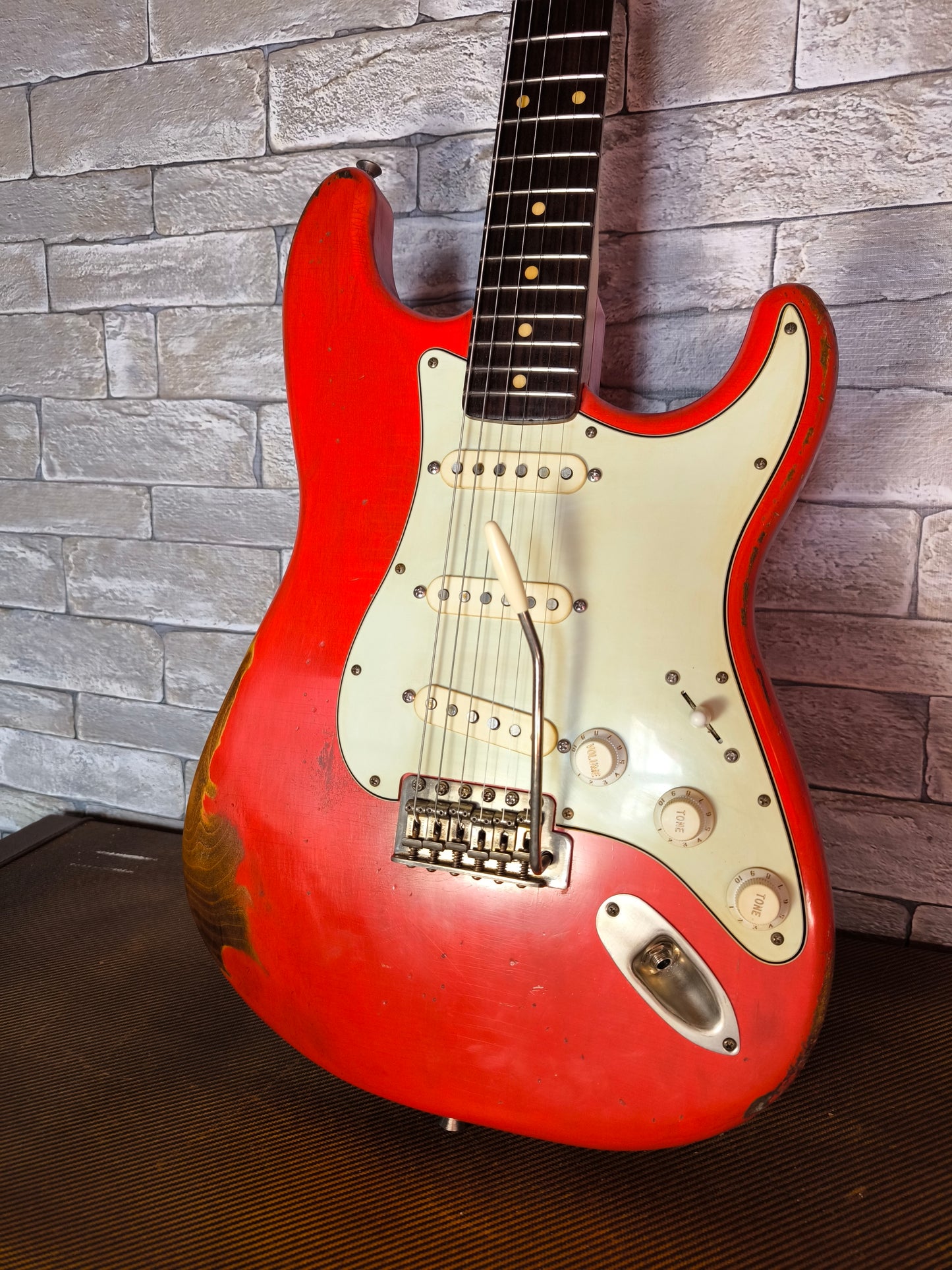 Bad Dog Custom Guitars estilo Stratocaster 62. Fiesta Red. Nitrocelulosa finish. Stratocaster Fiesta Red.