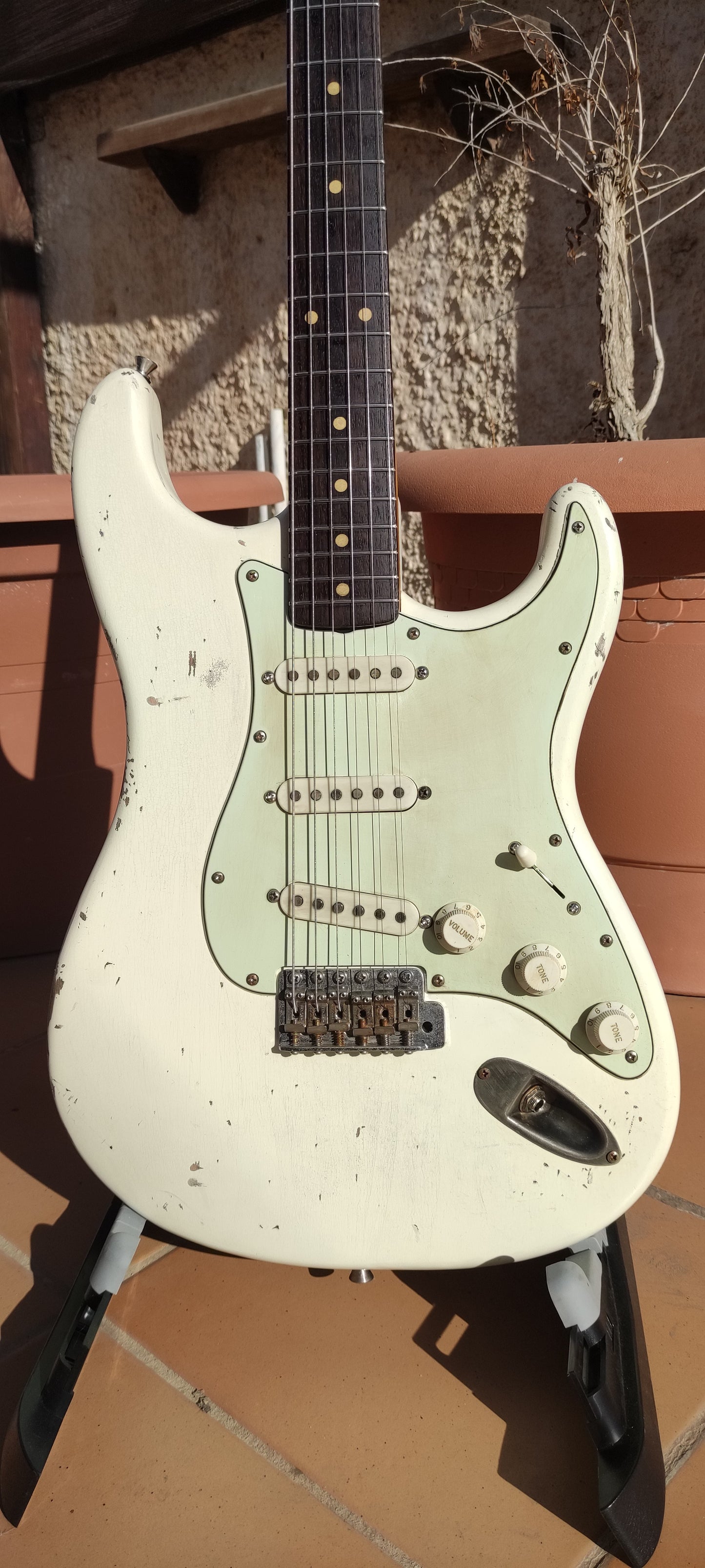 Strat 62 Style. Relic guitar.Nitro. Vintage White. Alder. Rosewood. Med relic.