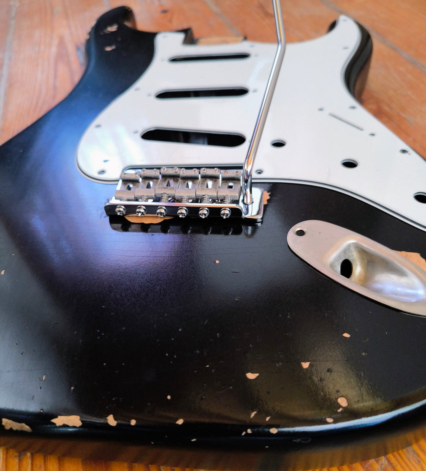 Cuerpo estilo Stratocaster®. Aliso Americano 1 pieza. Black Gloss. Nitro. 1,75kg