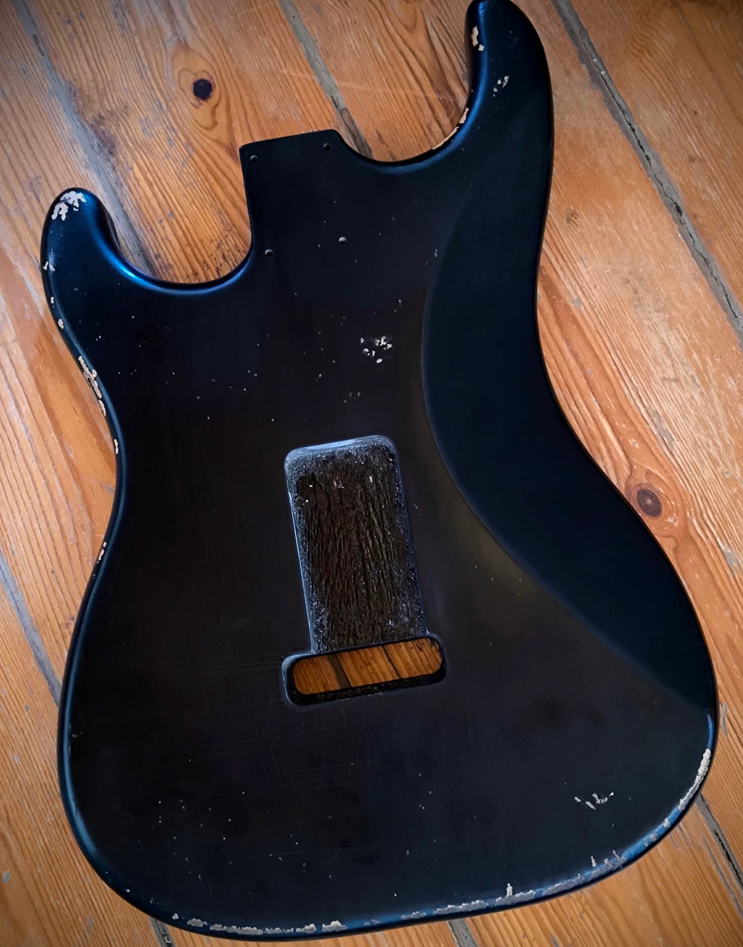 Cuerpo estilo Stratocaster®. Aliso Americano 1 pieza. Black Gloss. Nitro. 1,75kg