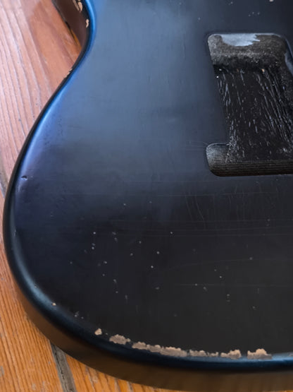 Cuerpo estilo Stratocaster®. Aliso Americano 1 pieza. Black Gloss. Nitro. 1,75kg