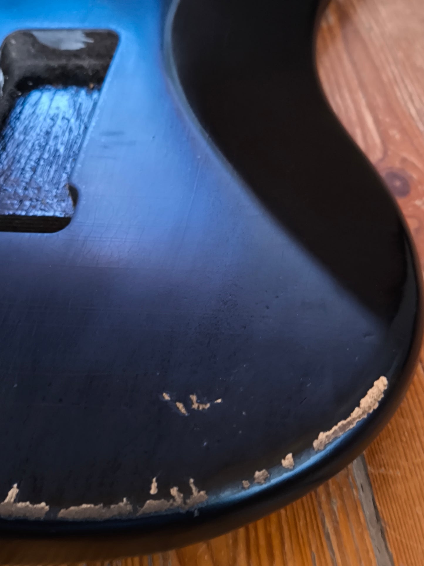 Cuerpo estilo Stratocaster®. Aliso Americano 1 pieza. Black Gloss. Nitro. 1,75kg